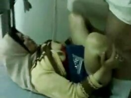 Блондинката със сини очи смуче голям баба секс хуй