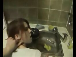 Безсрамна брюнетка със сочни пъпеши чука водопроводчик porno babi в банята